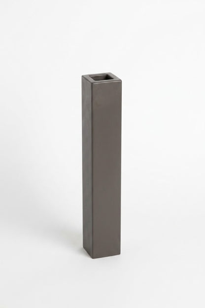 Geelli I Vasi magas váza árnyékszürke színben.